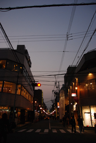 夕闇迫るオレンジストリート